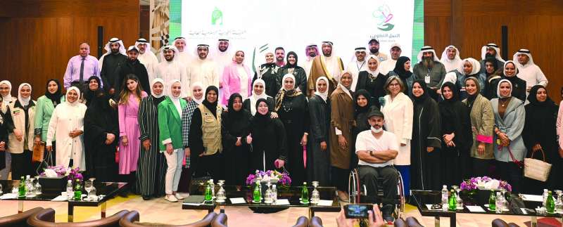 المعتوق متوسطاً المتطوعين في لقطة تذكارية 