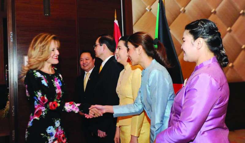 السفيرة الفرنسية مقدمة التهاني لطاقم السفارة 
