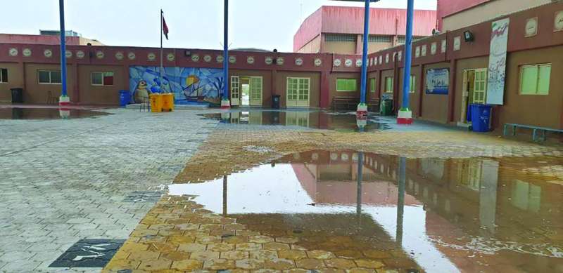 تجمّعات مياه في ساحة العلم عطّلت طابور الصباح