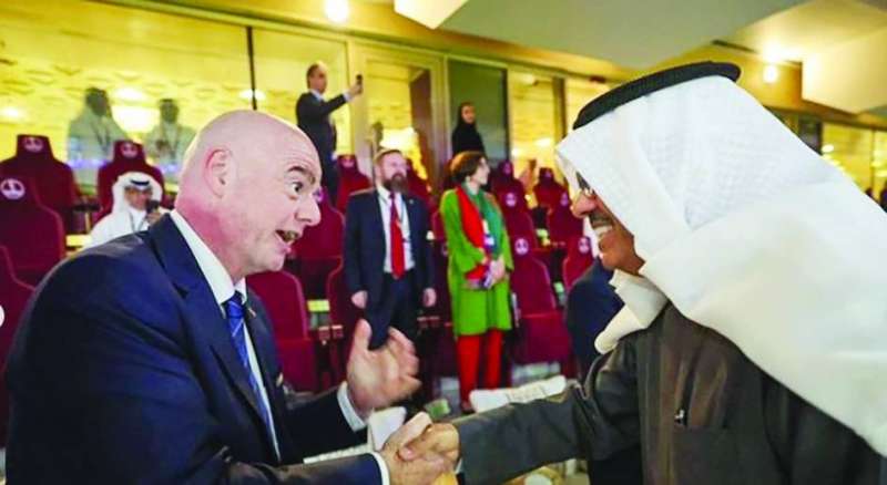 رئيس الوزراء مصافحاً رئيس «فيفا» جياني إنفانتينو