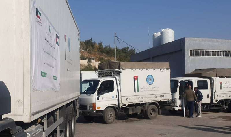 شاحنات تنقل (حقائب الشتاء) ضمن الحملة الى 5 محافظات اردنية	