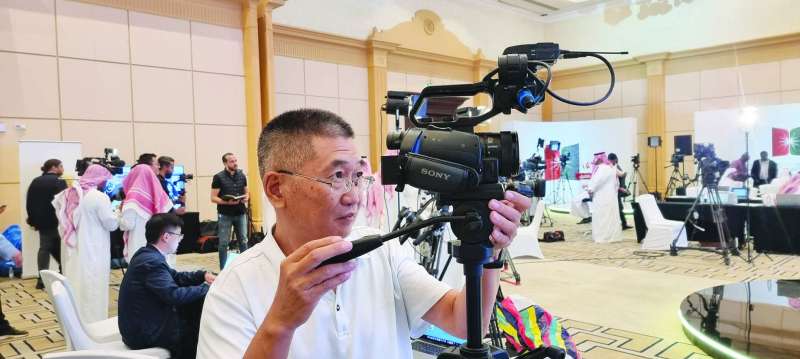 أحد الإعلاميين الصينيين في المركز