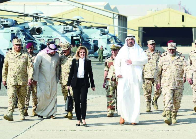 العلي والسفيرة الفرنسية وعدد من القادة العسكريين
