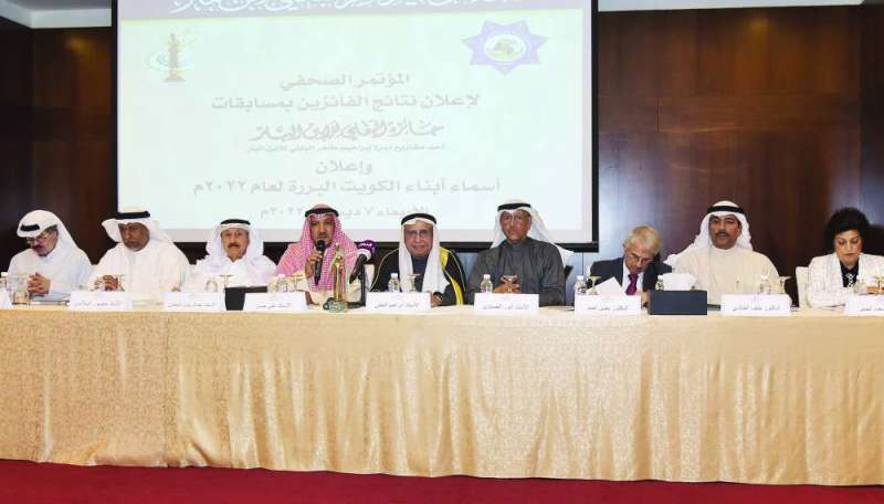 
البغلي متوسطاً لجنة التحكيم لإعلان نتائج مسابقات الجائزة	 (تصوير سعود سالم)
