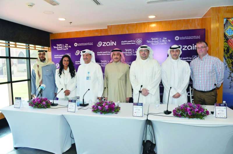 صورة جماعية للمنظمين في المؤتمر الصحافي