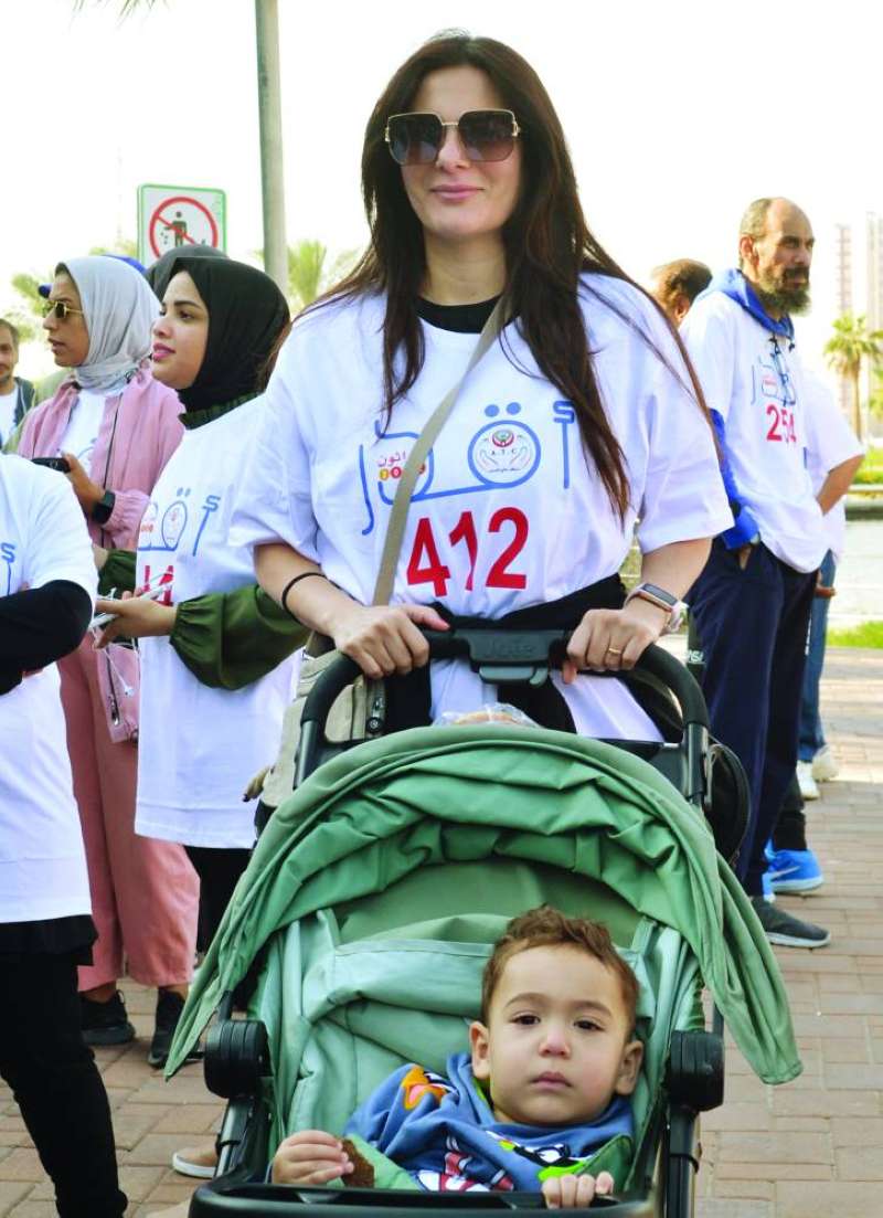 سيدة اصطحبت طفلها إلى الماراثون