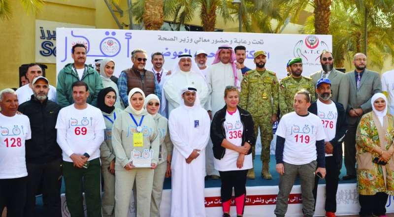 
وزير الصحة مُتوسّطاً مُمثّلي الجهات المشاركة في الفعاليات 	(تصوير سعود سالم)
