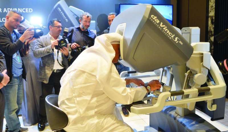 
الوزير العوضي يعاين أحد الأجهزة الطبية 	(تصوير أسعد عبدالله)
