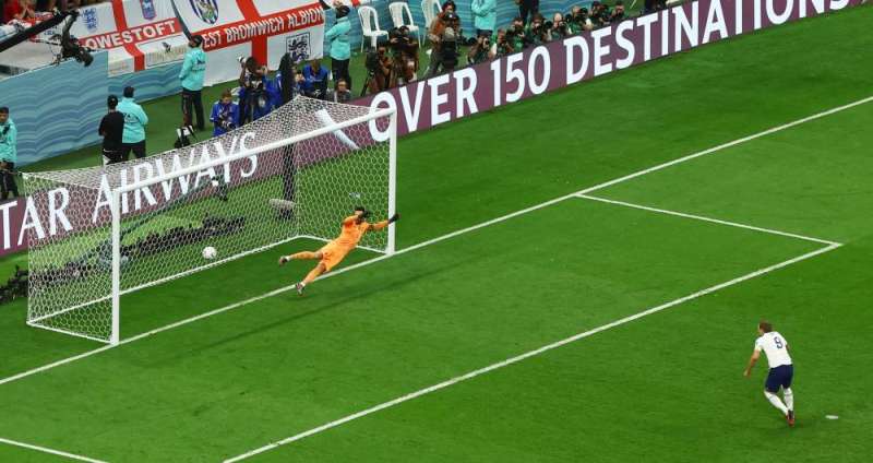 Soccer Football - FIFA World Cup Qatar 2022 - Quarter Final - England v France - Al Bayt Stadium، Al Khor، Qatar - December 10، 2022
England's Harry Kane scores their first goal from the penalty spot REUTERS/Lee Smith