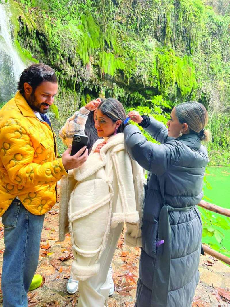 شجون وعبدالله بوشهري يستعدان لأحد المشاهد 