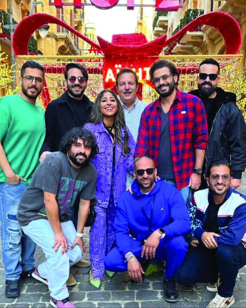 عبدالواحد متوسطاً بعض نجوم «غسيل» 