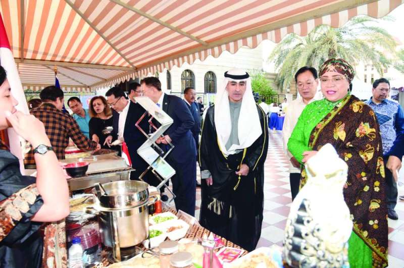 
جاسم الجراوي في جولة على الأجنحة المشاركة
