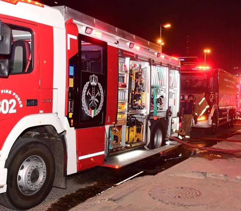 فرق الإطفاء في موقع الحريق