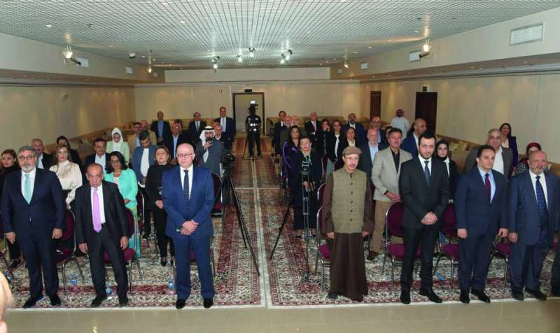 الحضور يقفون للنشيد الوطني في بداية الجلسة