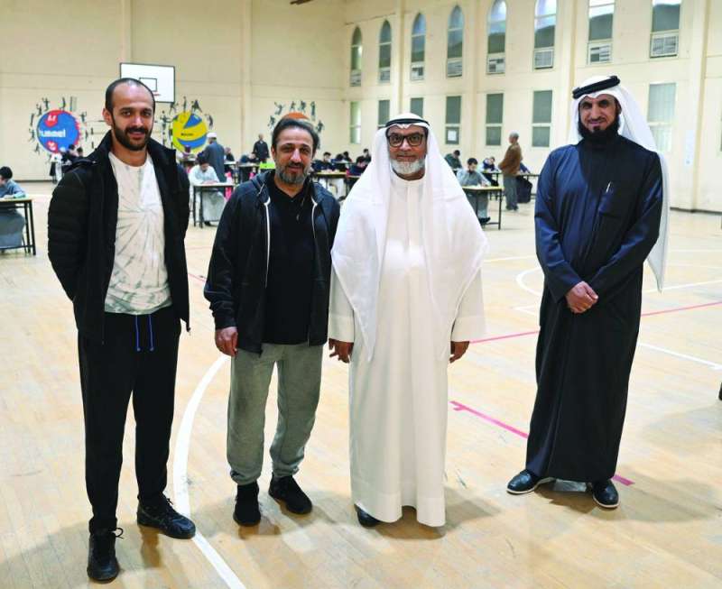 أنور العبدالغفور متفقدا سير الاختبارات مع مسؤولي أحد المعاهد الدينية