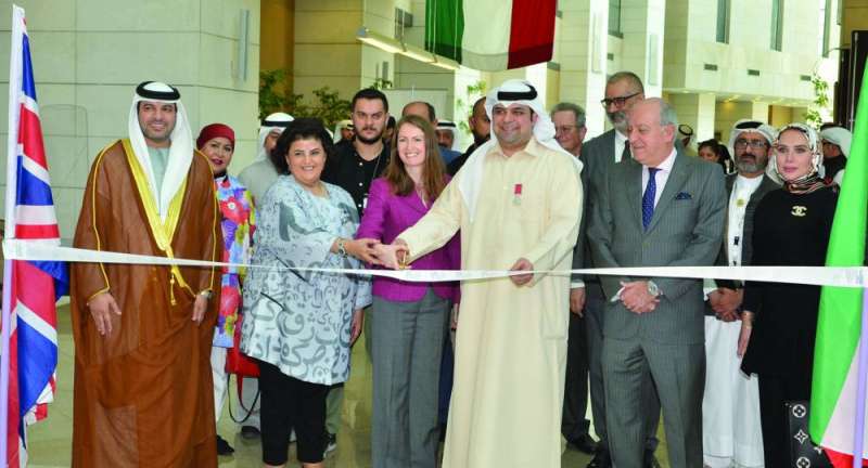 
السفيرة البريطاية مشاركة دشتي وهالة البدر قص شريط افتتاح المعرض في المكتبة الوطنية