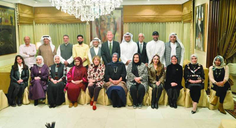 
لقطة جماعية للمشاركين في الأمسية 		(تصوير سعود سالم)