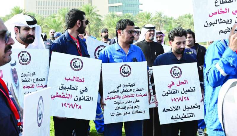 
موظفون يرفعون لافتات تحمل مطالبهم 	 (تصوير نايف العقلة)
