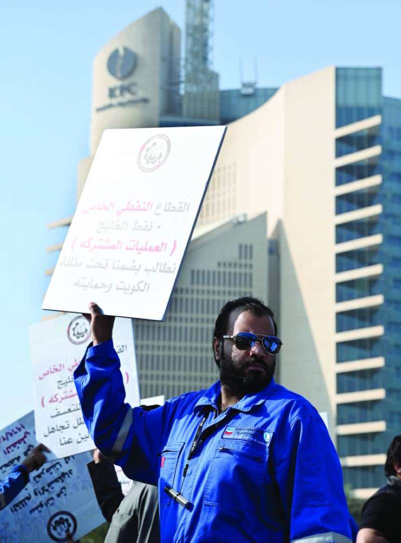 
أحد الموظفين المعتصمين
