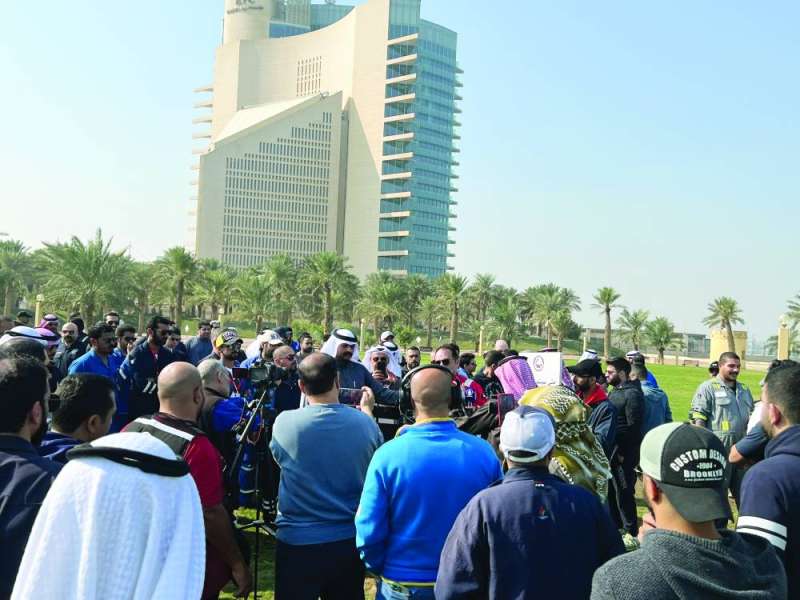 موظفو القطاع النفطي الخاص يطالبون بإنصافهم 