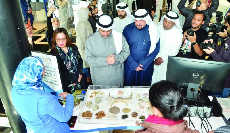 
الأحمد والنصرالله خلال الجولة على المعرض المرافق للمؤتمر 	 (تصوير سعود سالم)
