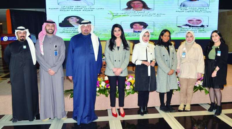 النصرالله مع عدد من حضور المؤتمر 