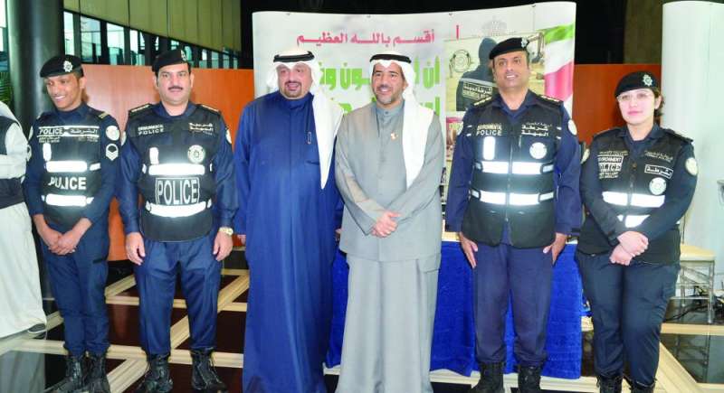 الأحمد متوسطاً عدداً من عناصر شرطة البيئة