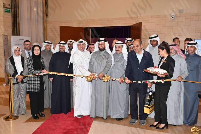 العجمي يقص شريط افتتاح المعرض (تصوير أسعد عبدالله)