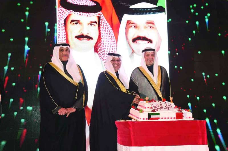 
 وزير الخارجية والسفير البحريني والسفير ضاري العجران خلال قطع قالب الحلوى