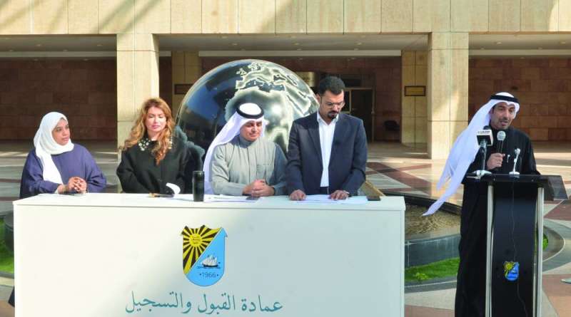 
ممثلو عمادة القبول والتسجيل في المؤتمر الصحافي 	(تصويرسعود سالم)
