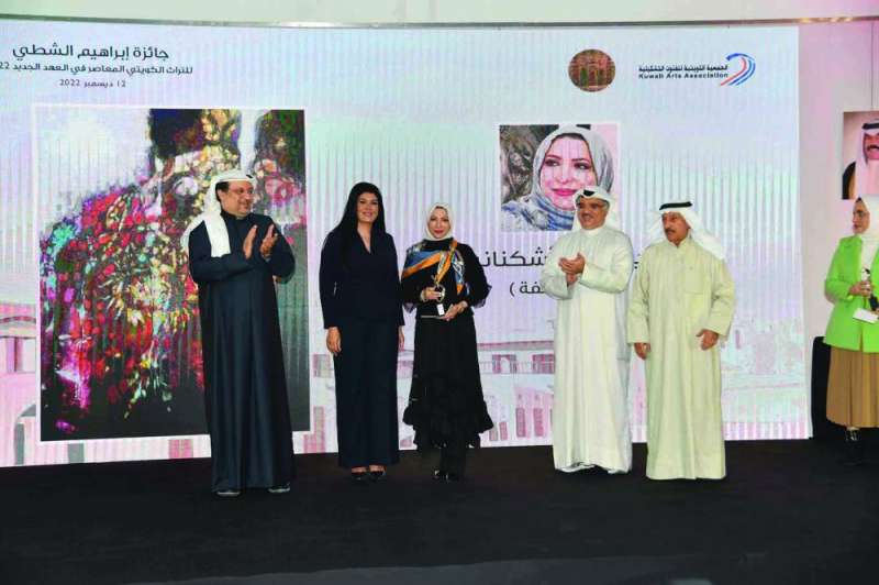 أميرة علي أشكناني تتسلم جائزتها