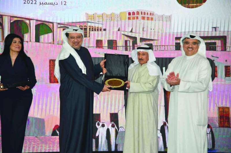 عبدالرسول سلمان يمنح قيس الشطي درعاً بحضور شقيقه وشقيقته