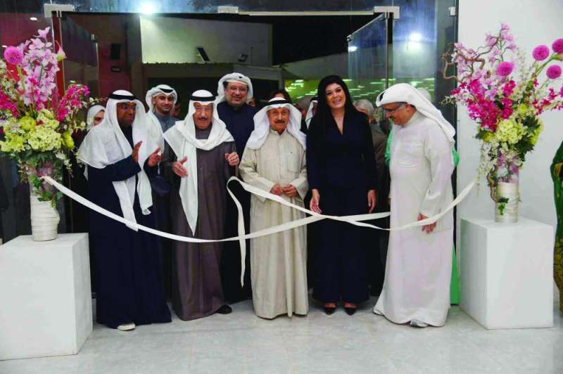 قص شريط الافتتاح 