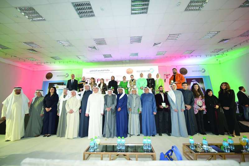 لقطة جماعية للفائزين مع أعضاء لجنة التحكيم ورعاة الحفل