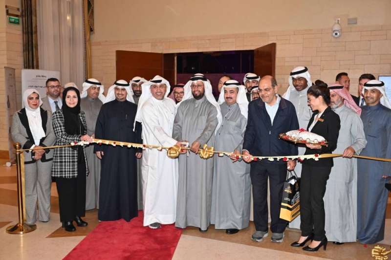 العجمي يفتتح المعرض (تصوير أسعد عبدالله)