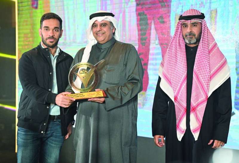 
الزميل عبدالله القلاف مدير إدارة البرامج مُتسلّماً من الخميس جائزة التميّز الإعلامي لتلفزيون «الراي»		
