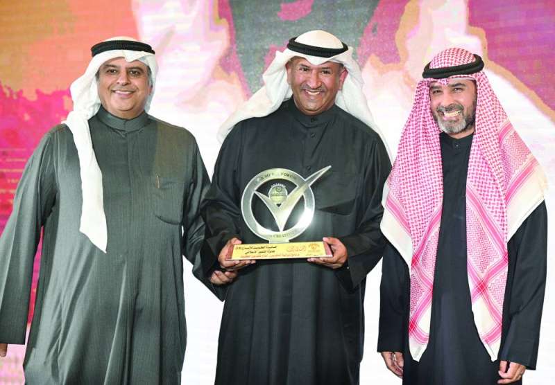 
جائزة الإبداع الإعلامي لبرنامج «ديوانية التلفزيون» تسلّمها الإعلامي طلال الياقوت