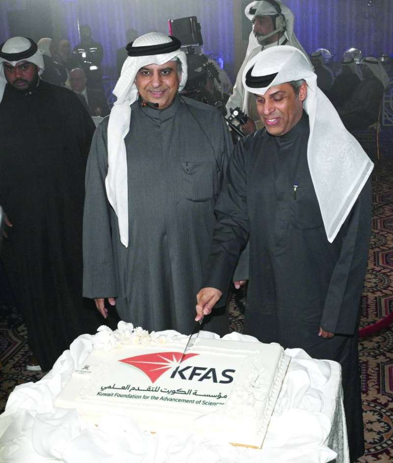 
خالد الفاضل مكرماً بجائزة شخصية العام وبجانبه ماضي الخميس	(تصوير نايف العقلة)