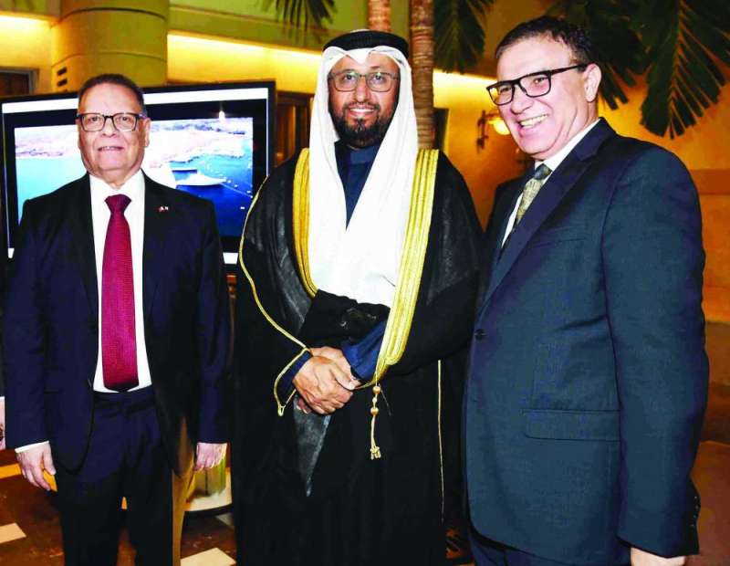 
العجمي متوسطاً السفير المالطي والسفير الجزائري عبدالمالك بوهدو
