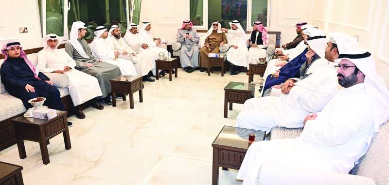 
رواد ديوانية الحرمل يشرحون معاناتهم لـ «الراي»	(تصوير نايف العقلة)