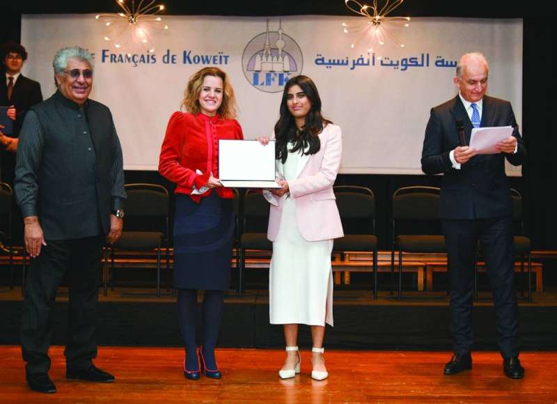 تسليم طالبة شهادتها