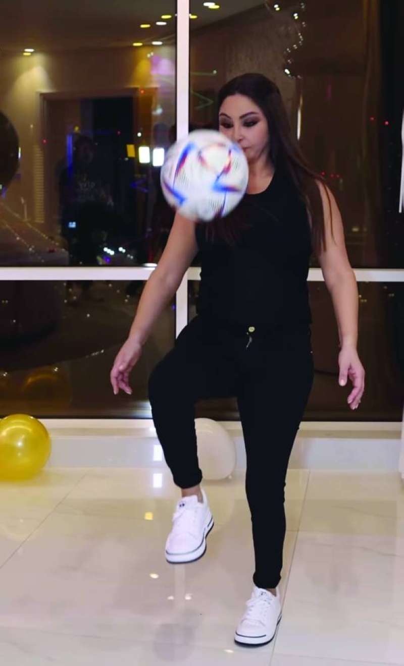 إليسا تراقص الكرة