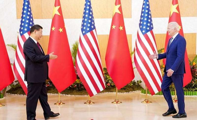 بايدن وجينبينغ خلال لقائهما على هامش قمة بالي (رويترز)