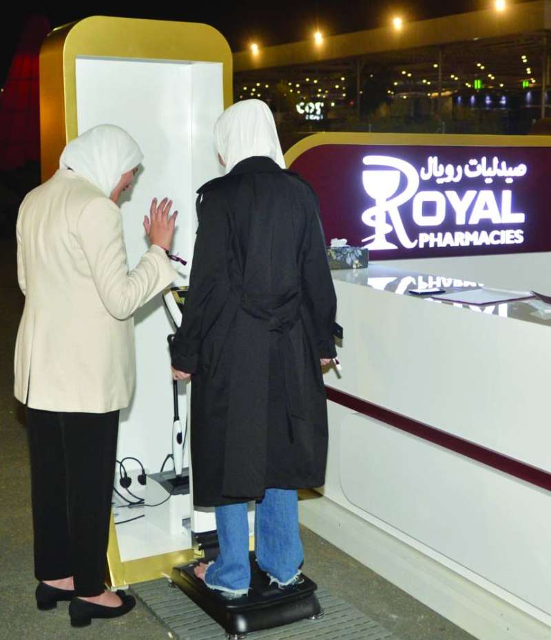 مباشرة من الأطباء في صيدلية رويال 	(تصوير سعود سالم) 