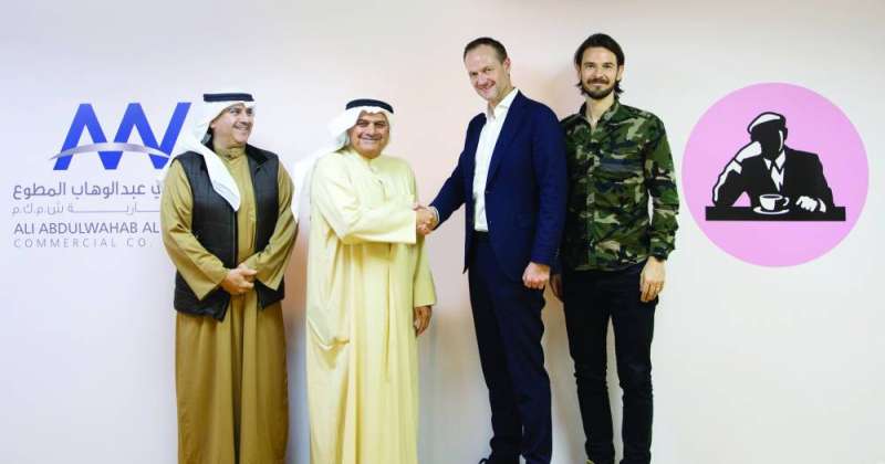 
رئيس مجلس الإدارة الرئيس التنفيذي فيصل المطوع وخالد المطوع وفريق «جو آند ذا جوس»