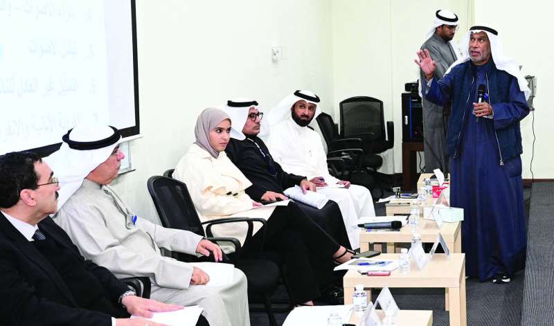 
المقاطع يتحدث عن الاقتراح أمام المشاركين في الندوة 	 (تصوير نايف العقلة)