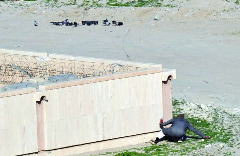 صائد الطيور متربصاً 	 (تصوير نايف العقلة) 