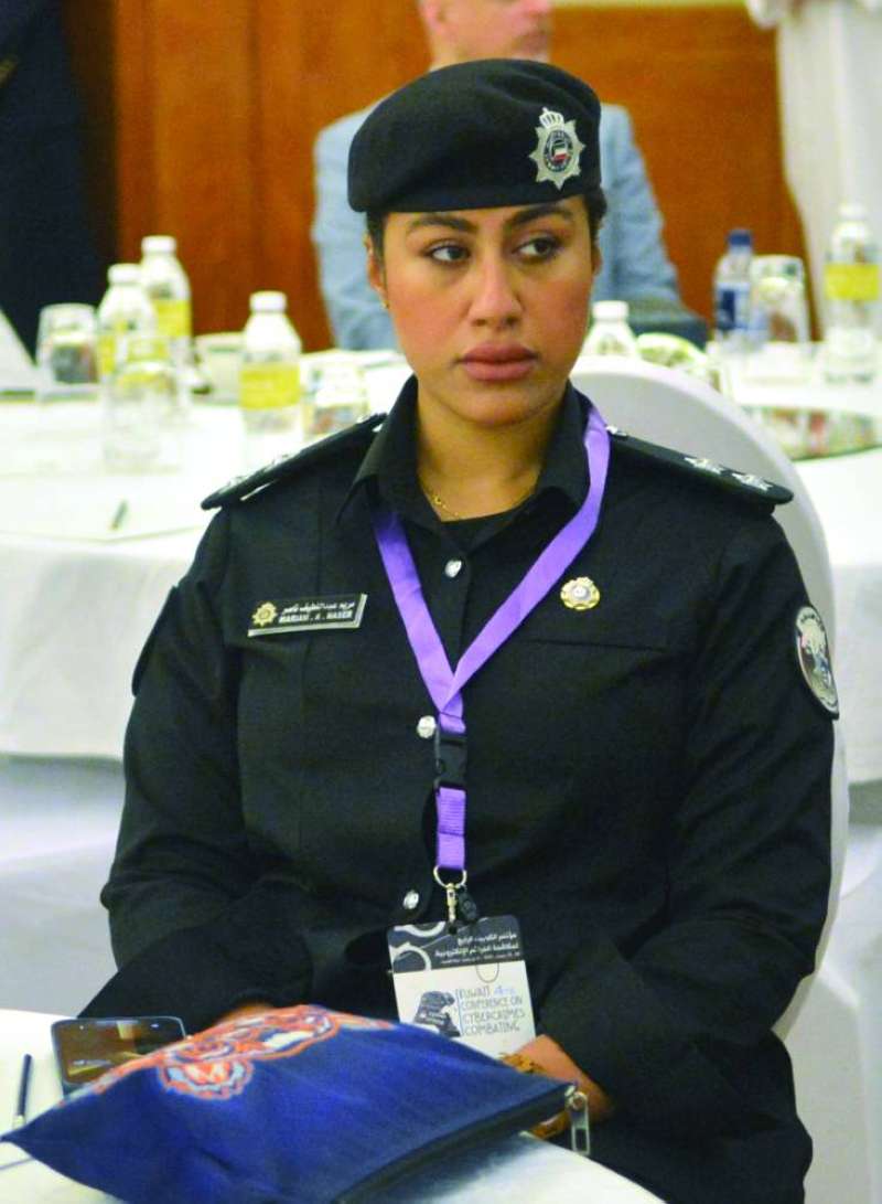 
إحدى الضابطات في المؤتمر
