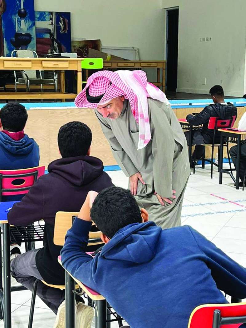 وليد الغيث متفقداً مدارس الأحمدي 