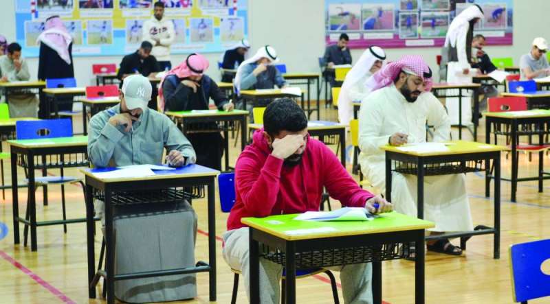 
طلاب في الصف الحادي عشر يؤدون امتحان اليوم الأول 	(تصوير سعود سالم)
